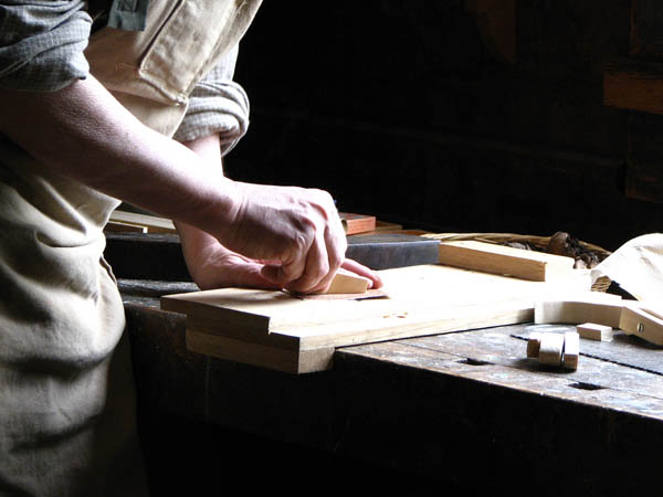 Nuestro equipo de profesionales cuenta  con muchos años de contrastada <strong>experiencia</strong> en el sector de la <strong>carpintería de madera en Ojén</strong>.